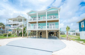 Luxurious vacation home near the beach sleeps 12